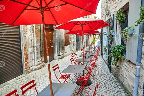 Gaya bistro Paris dengan payung warna-warni